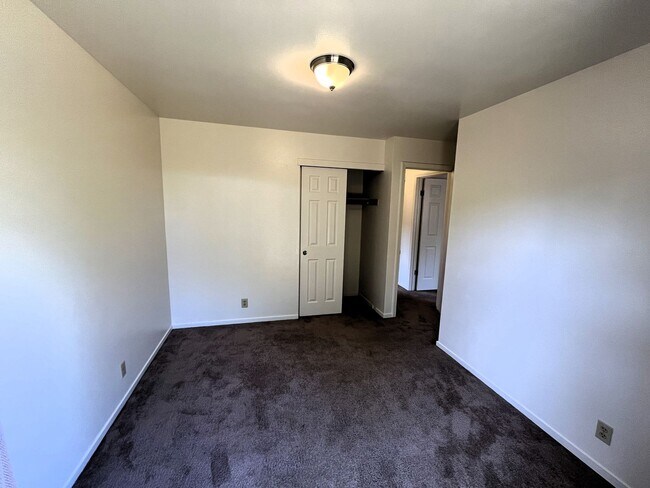 Building Photo - 2025 Thiel Ave