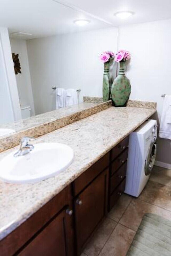 Building Photo - 1702 W Tuckey Ln