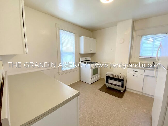 Building Photo - 909 13th St SE