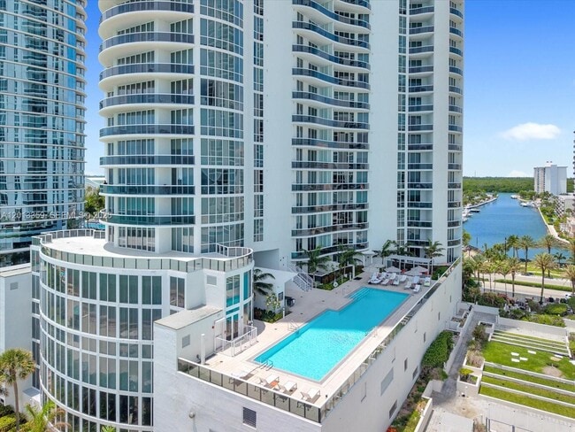 Building Photo - 15811 Collins Ave