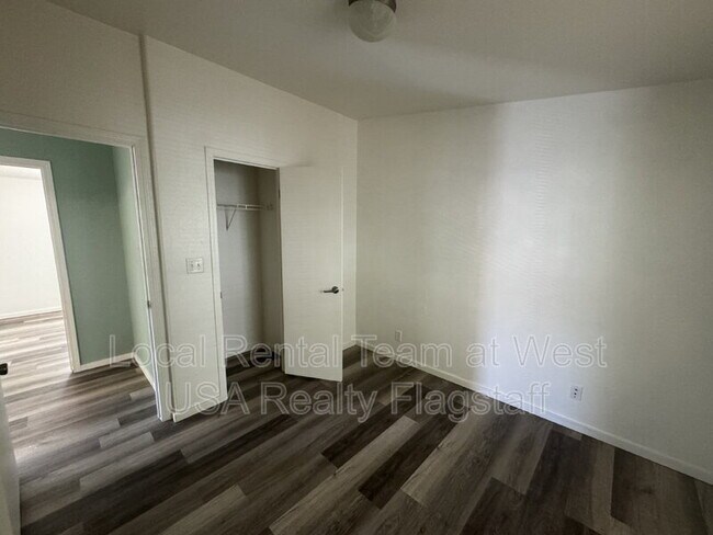 Building Photo - 405 W Phoenix Ave