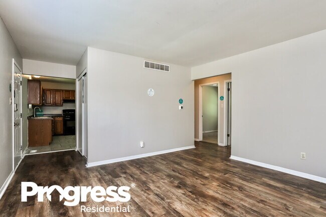 Building Photo - 251 Flora Dr