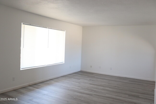 Building Photo - 1841 Lexington Dr