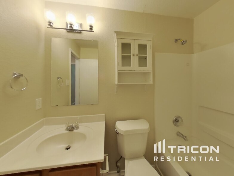 Building Photo - 8027 Abbotts Pointe