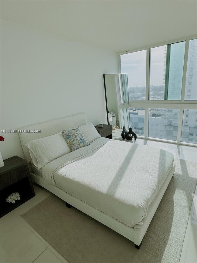 Building Photo - 1861 NW S River Dr