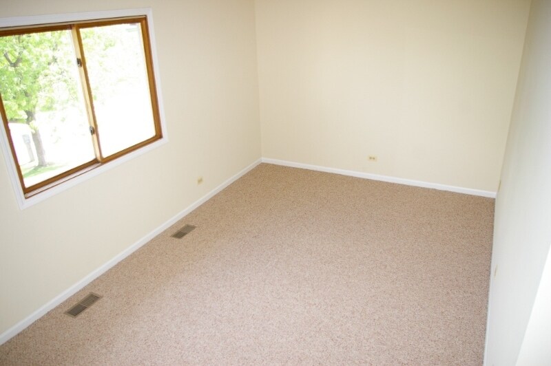 Building Photo - 315 Creekside Dr