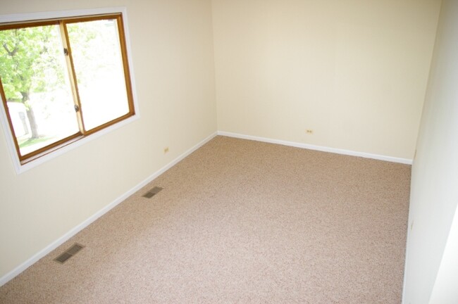 Building Photo - 315 Creekside Dr