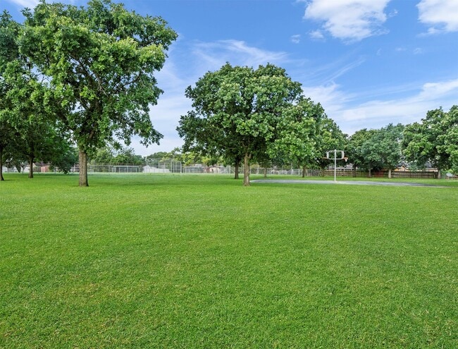 Building Photo - 1411 Pleasantville Dr