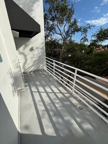 Building Photo - 4950 Bayshore Blvd