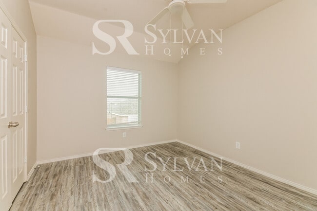 Building Photo - Don't miss out on this beautiful home!