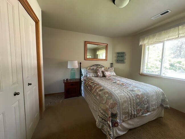 Building Photo - 5015 Falcon Dr