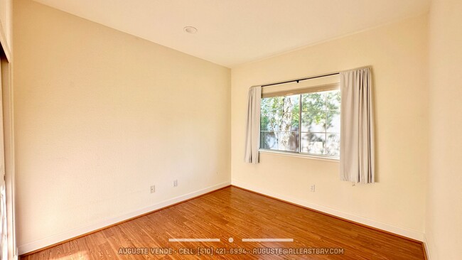 Building Photo - Stunning and Spacious Home in Amazing Cond...