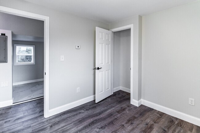 Building Photo - 17 Bickerton St