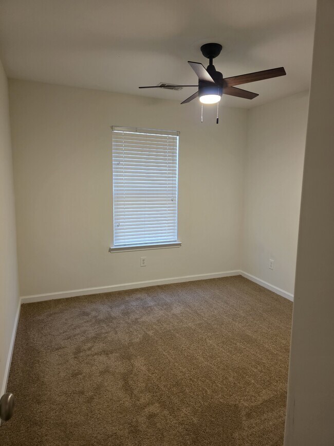 Building Photo - 103 Five Oaks Ct