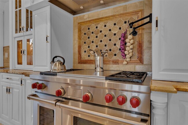 Building Photo - 1011 Rhodes Villa Ave