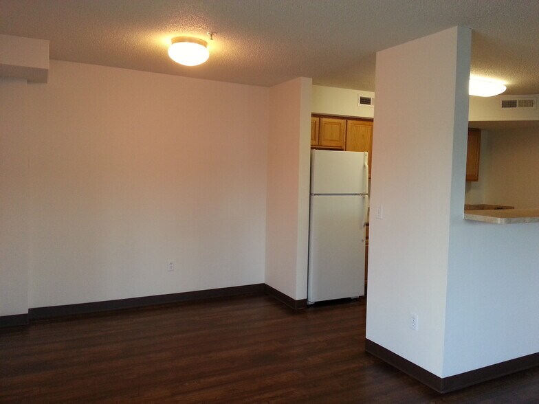 Building Photo - 943 S Gilbert St