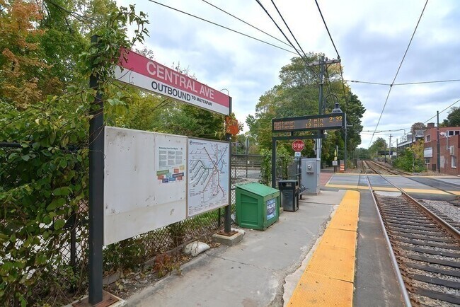 Building Photo - 52R River St