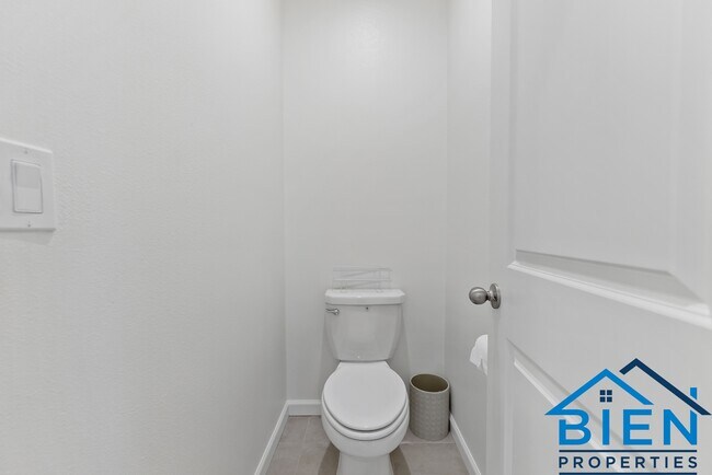 Building Photo - 1227 Las Rosas Ave