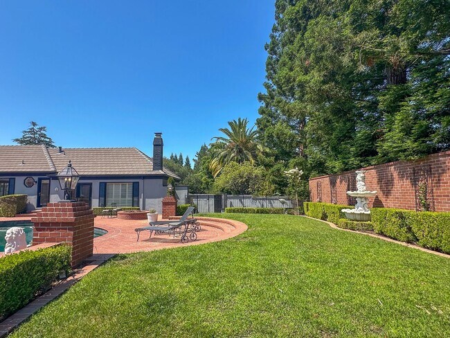 Building Photo - Exceptional Executive Estate With Pool and Tennis Court