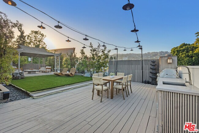 Building Photo - 611 Westmount Dr