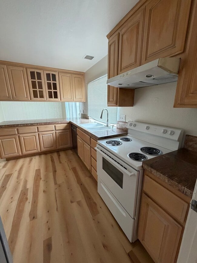 Building Photo - Welcome to this stunning 4 bedroom 2.5 bathroom home located in Fremont