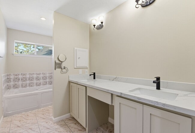 Building Photo - 8515 Leafdale Dr