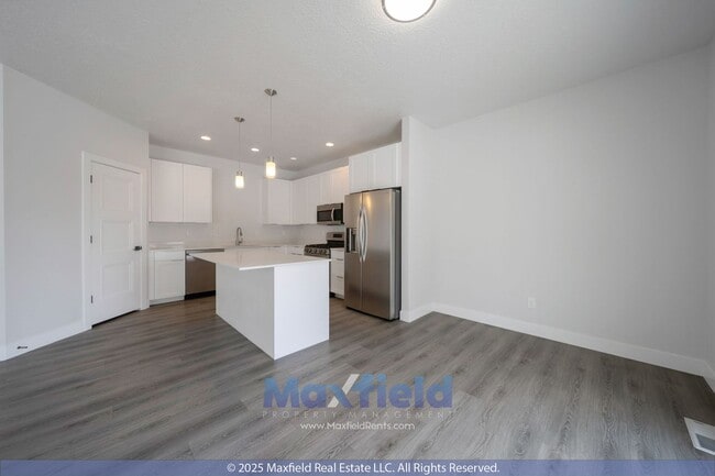 Building Photo - Spacious Twin Home - EV friendly - North S...