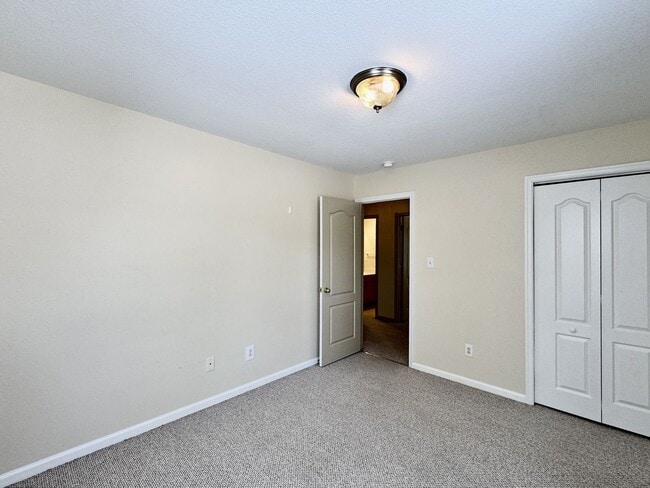 Building Photo - A Chesapeake Bay Townhome w/Garage, Available NOW! 2 Downstairs Bedrooms - Pet Friendly - 2 Balco...