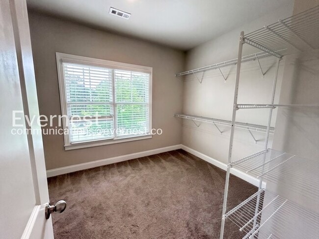 Building Photo - Spacious 5 Bed, 3 Bath Home with Fenced Yard and Garage / Pet Friendly / Available Now!