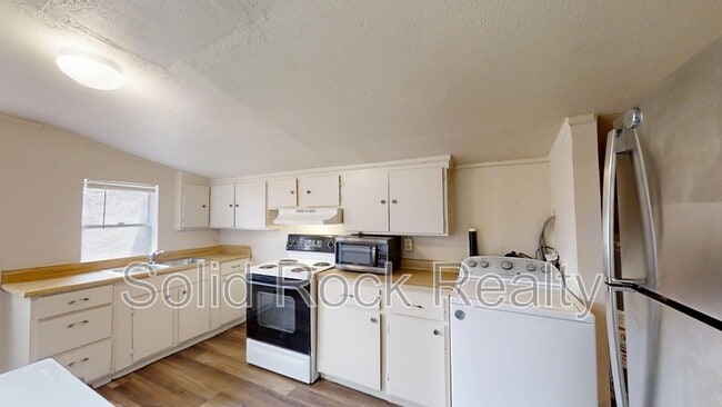 Building Photo - 3137 W Kiowa St