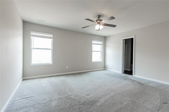 Building Photo - 9220 Golfview Cir