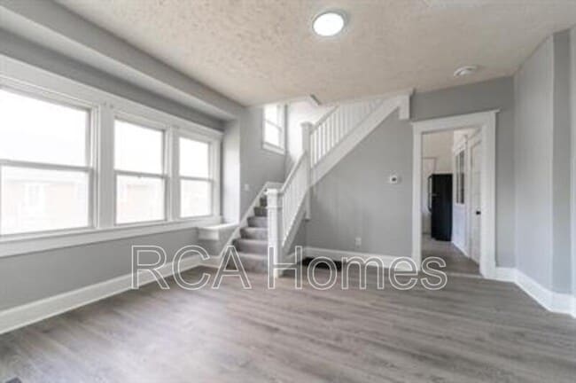 Building Photo - 1037 N Parker Ave