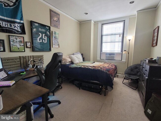 Building Photo - 2031 Locust St