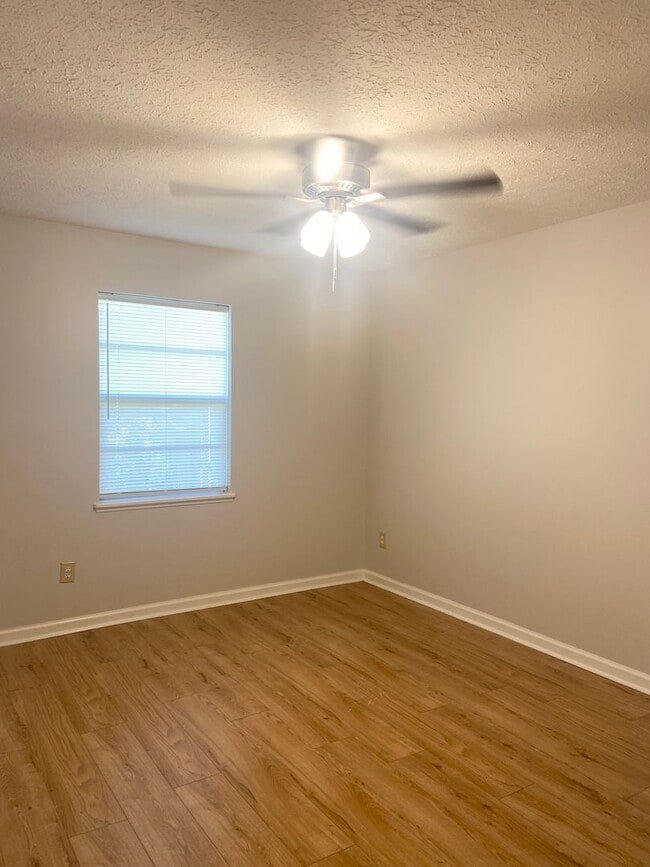Building Photo - 2422 Johnson Dr