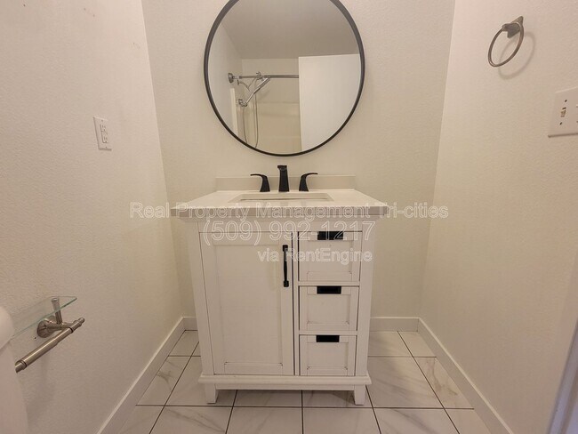 Building Photo - 3704 S Vancouver St