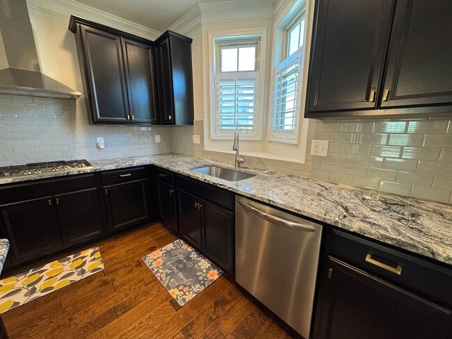 Building Photo - END UNIT 3 Bed | 2.5 Bath Townhouse in Mor...