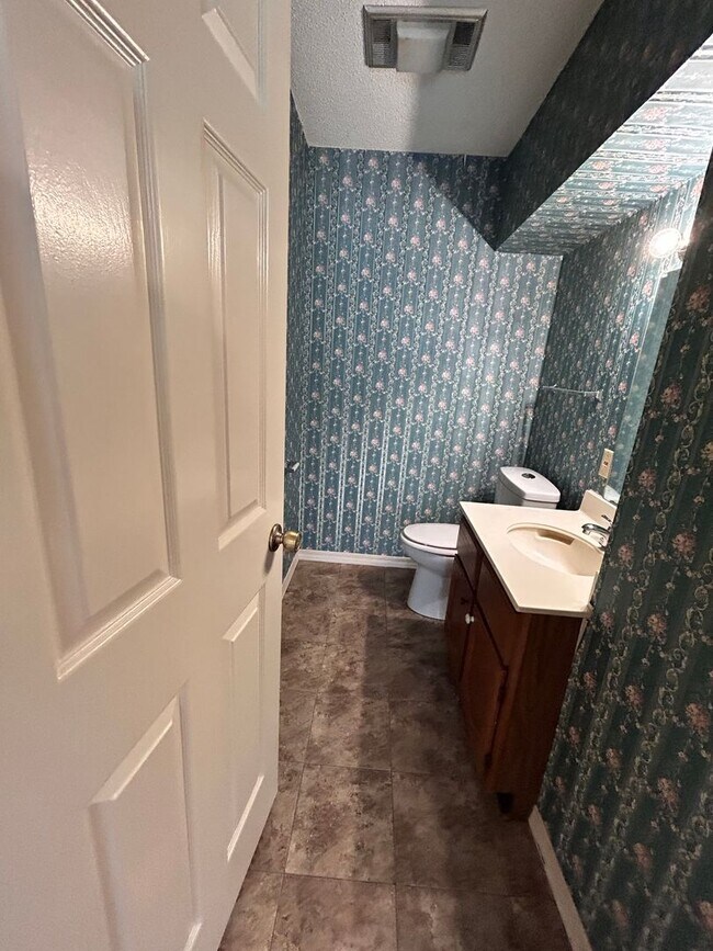 Building Photo - W/S/T included! Dbl garage! 2BR/2.5BA with...