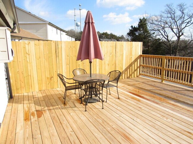 Building Photo - Huntington Ridge condo- one level!