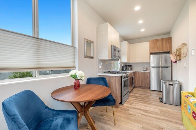 Building Photo - Ballard Townhouse, 2bed/2bath, Rooftop Deck