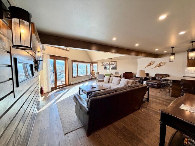 Building Photo - 628 Cranmer Ave