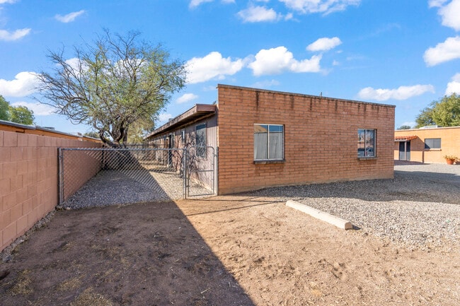 Building Photo - 4535 E Bellevue St