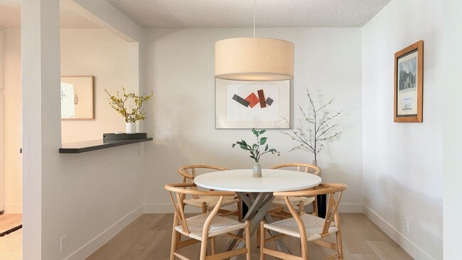 Building Photo - Townhouse Aparts