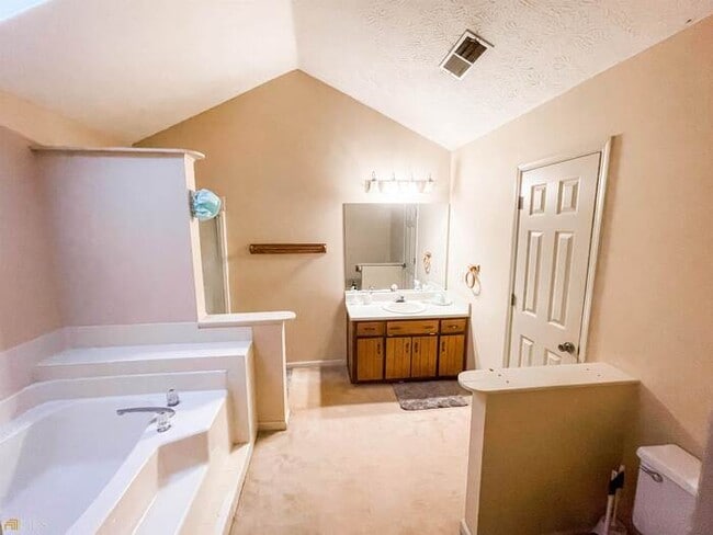 Building Photo - Fantastic 3bd/2ba home! Coming soon!