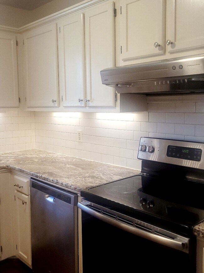 Building Photo - 13 Tomafield Ct