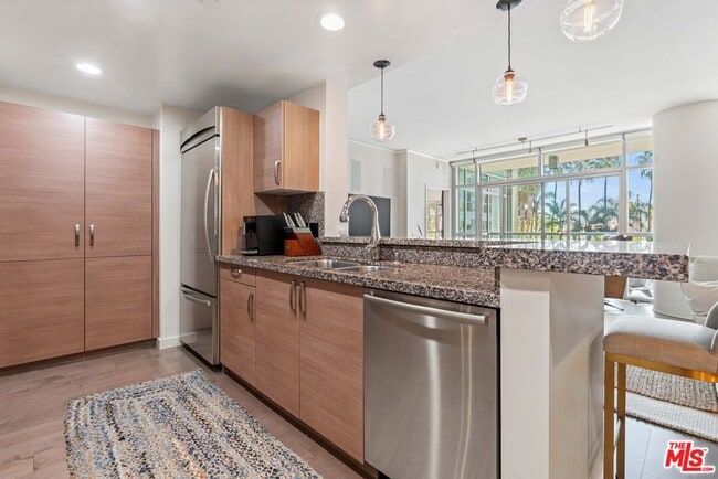 Building Photo - 13650 Marina Pointe Dr