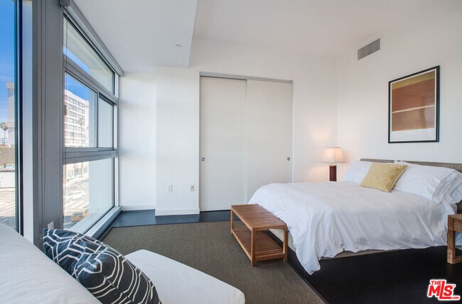 Building Photo - 3111 Vía Dolce