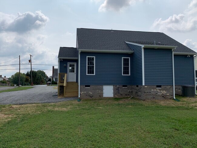 Building Photo - 8110 Signal Hill Rd