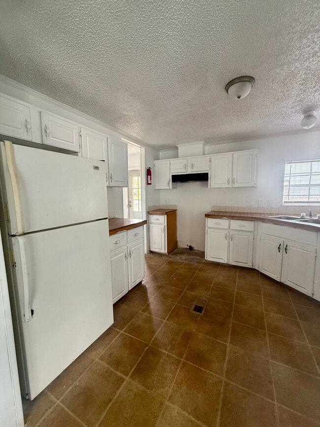 Building Photo - 3 Bed 2 Bath Mobile Home Under Renovations