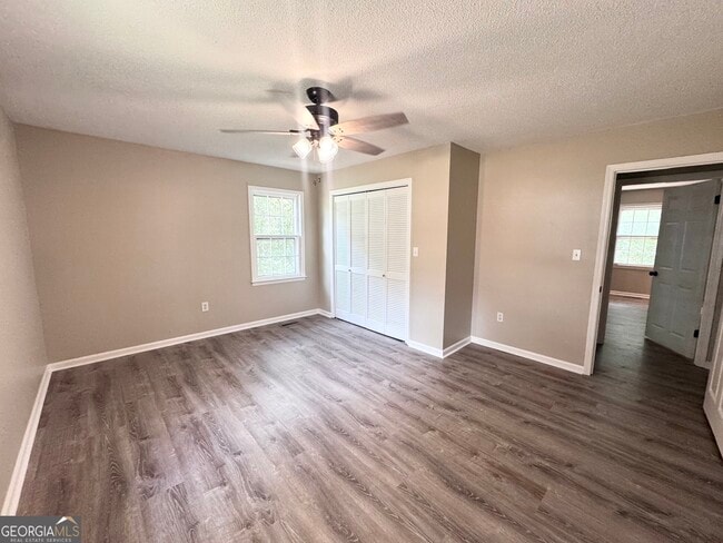 Building Photo - 304 Pinewood Dr