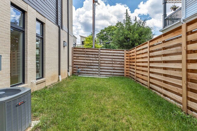 Building Photo - Stunning Salemtown Townhome With Fenced In Yard